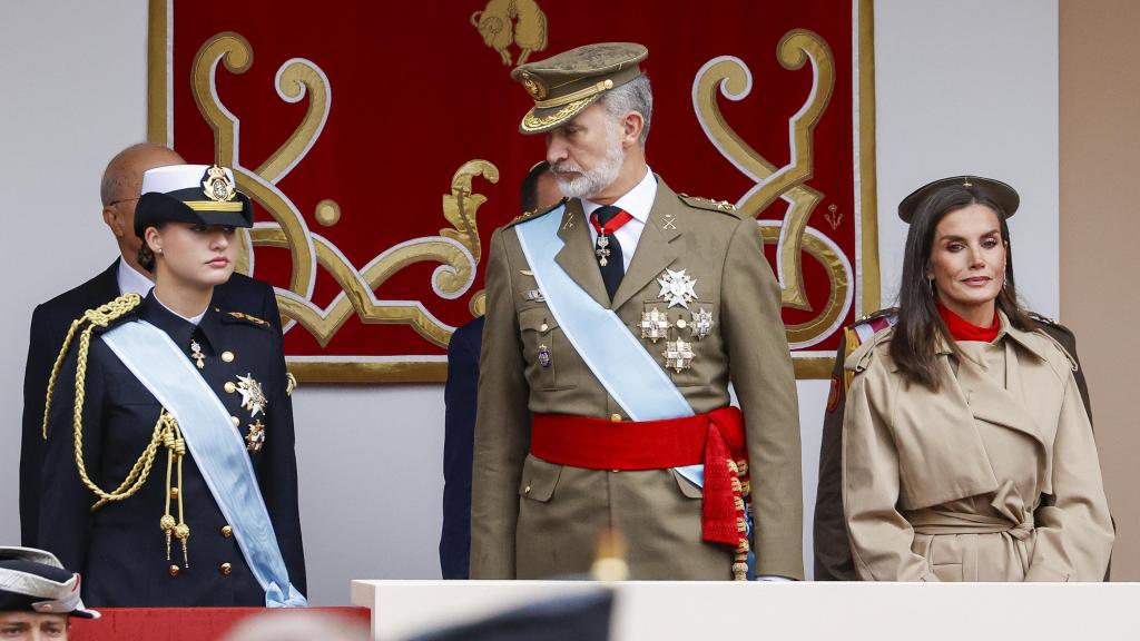 El incómodo momento que Felipe VI, Letizia y Leonor han vivido en la tribuna real a causa de la intensa lluvia