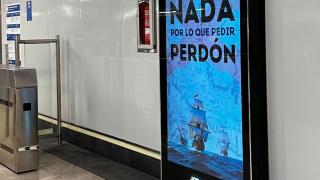 Este es el motivo por el que las estaciones de Metro se han cubierto con el lema Nada por lo que pedir perdón