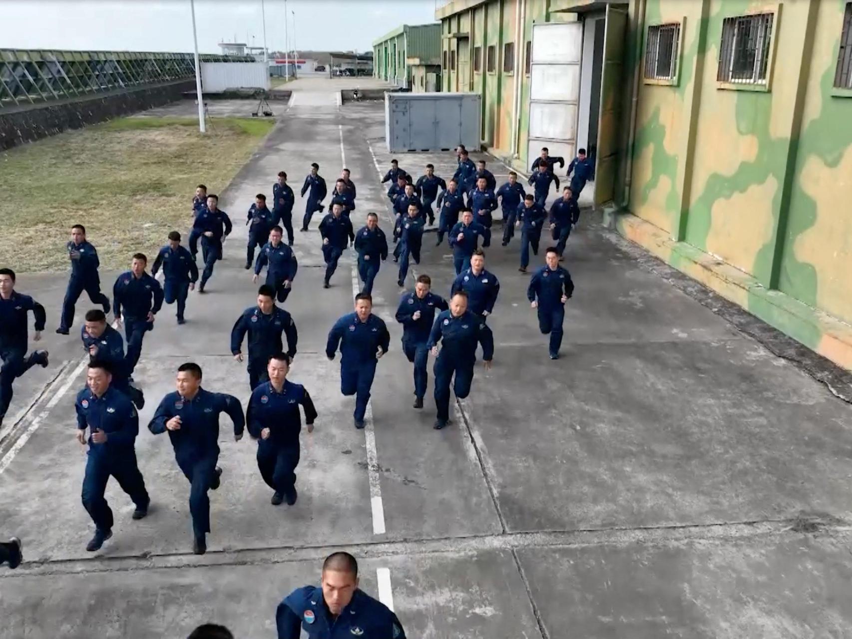 Miembros del Ejército Popular de Liberación de China participan en los ejercicios militares contra Taiwán.