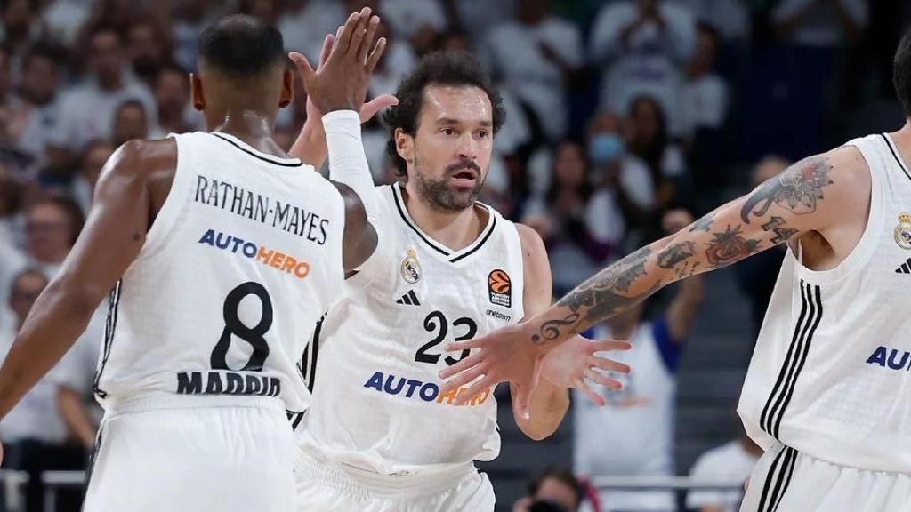 Sergio Llull celebra un punto con sus compañeros