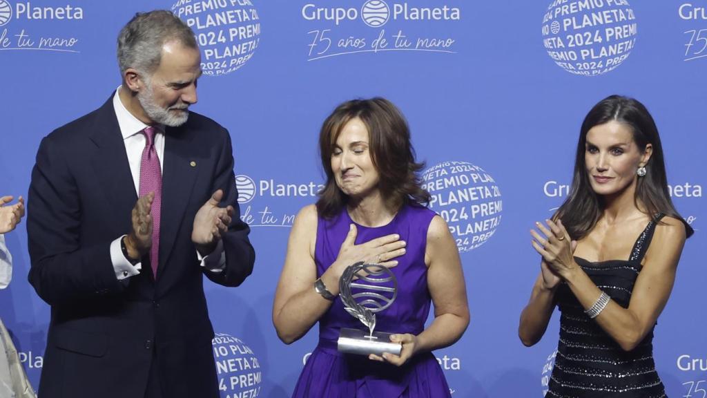 La escritora superventas Paloma Sánchez-Garnica (c), acompañada por los reyes Felipe (2i) y Letizia (2d) y por la finalista Beatriz Serrano (d), posa este martes en Barcelona con el 73º Premio Planeta, dotado con un millón de euros, por su novela 'Victoria'. Foto: EFE/Andreu Dalmau