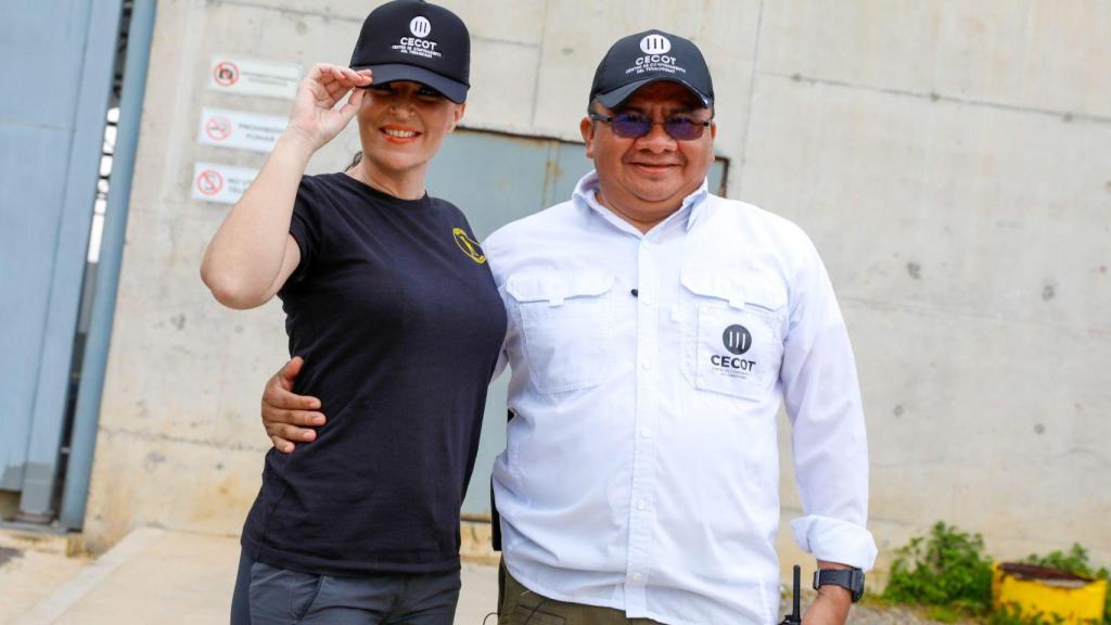 Macarena Olona junto al director de la prisión de Bukele.