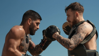Ilia Topuria y Javi Climent, durante un entrenamiento en la playa