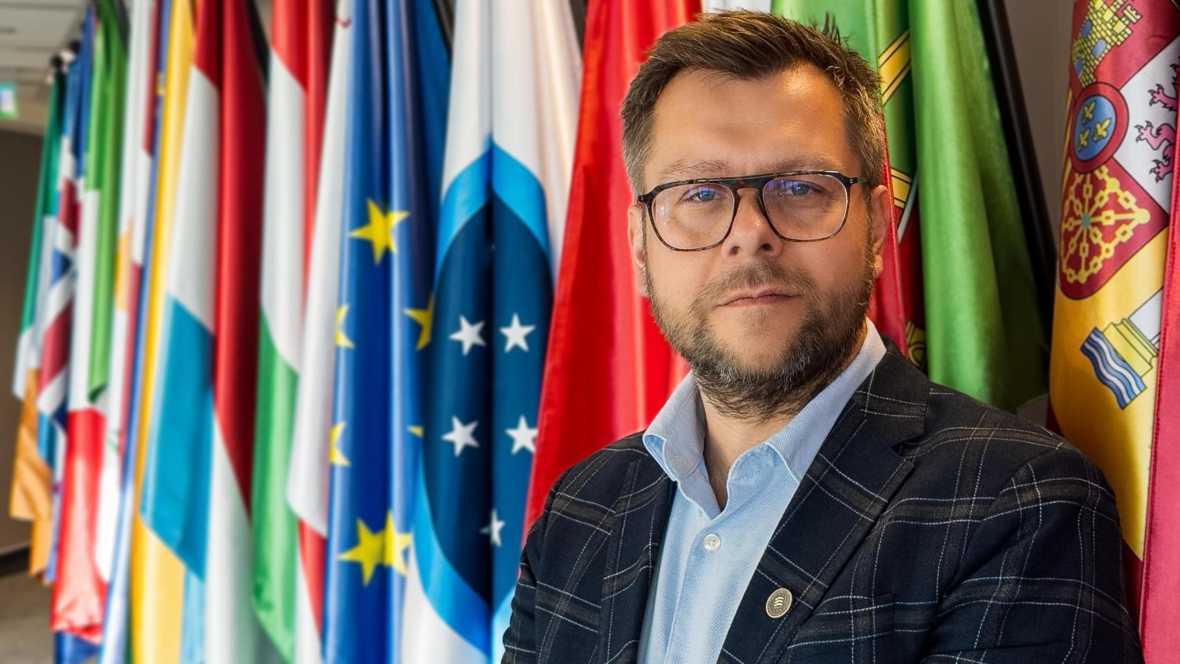 Borowski posa para EL ESPAÑOL en la sede central de Frontex, en Varsovia, Polonia.
