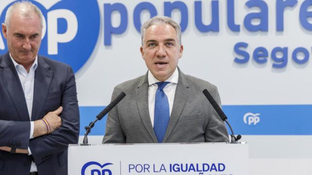 El alcalde de Segovia, José Mazarías, y el vicesecretario de Política Autonómica y Municipal y Análisis Electoral del PP, Elías Bendodo, durante su intervención de este lunes en Segovia