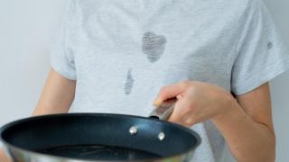 Manchas de aceite en la ropa.