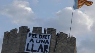 Fotografía de una pancarta colgadao en las Torres de Serranos durante una protesta contra los apartamentos turísticos en Valencia. Efe / Kai Försterling