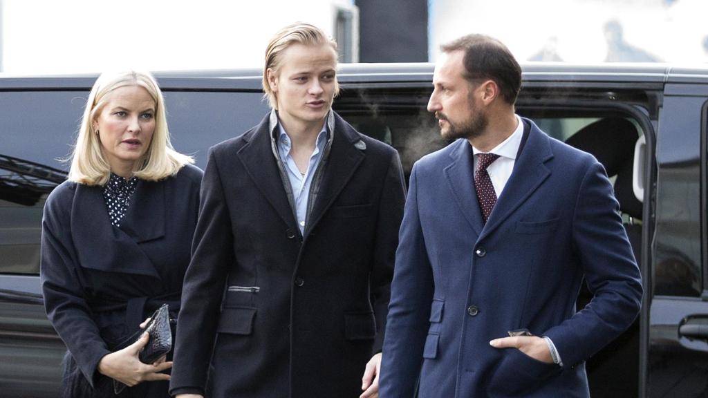 Mette-Marit y Marius Borg en una imagen de archivo junto al príncipe Haakon.
