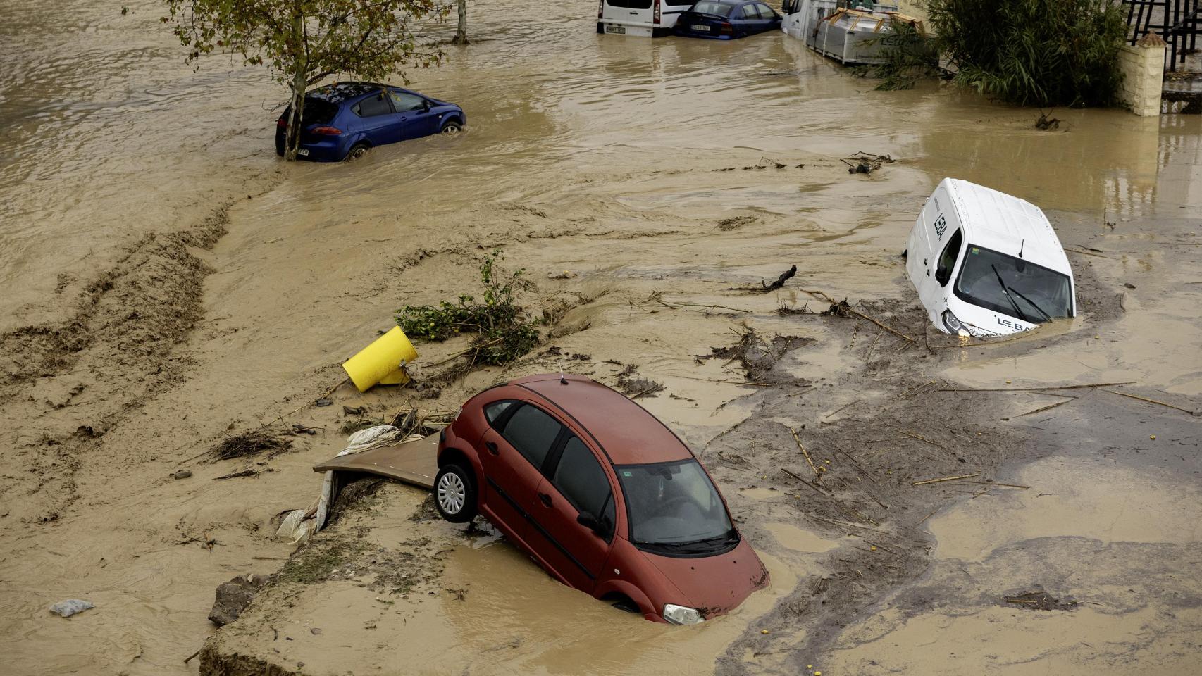 Coches en Álora en la dana del año pasado.