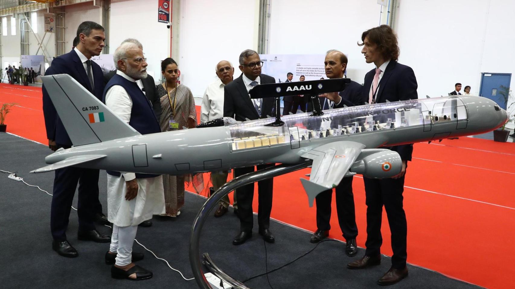 Pedro Sánchez y el primer ministro indio, Narendra Modi, frente a una maqueta del avión
