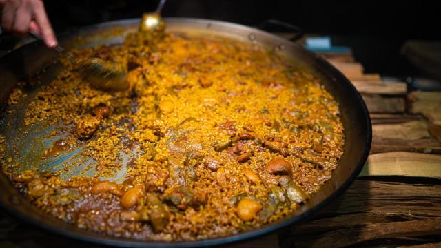 El truco infalible para cocinar una paella que vuelva loco a cualquier valenciano, según un chef experto en arroces