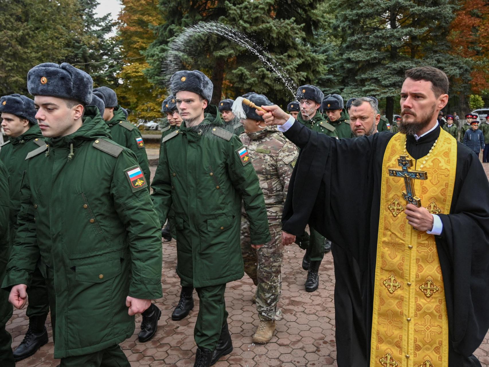 Un sacerdote ortodoxo bendice a los reclutas rusos llamados al servicio militar en Bataysk.
