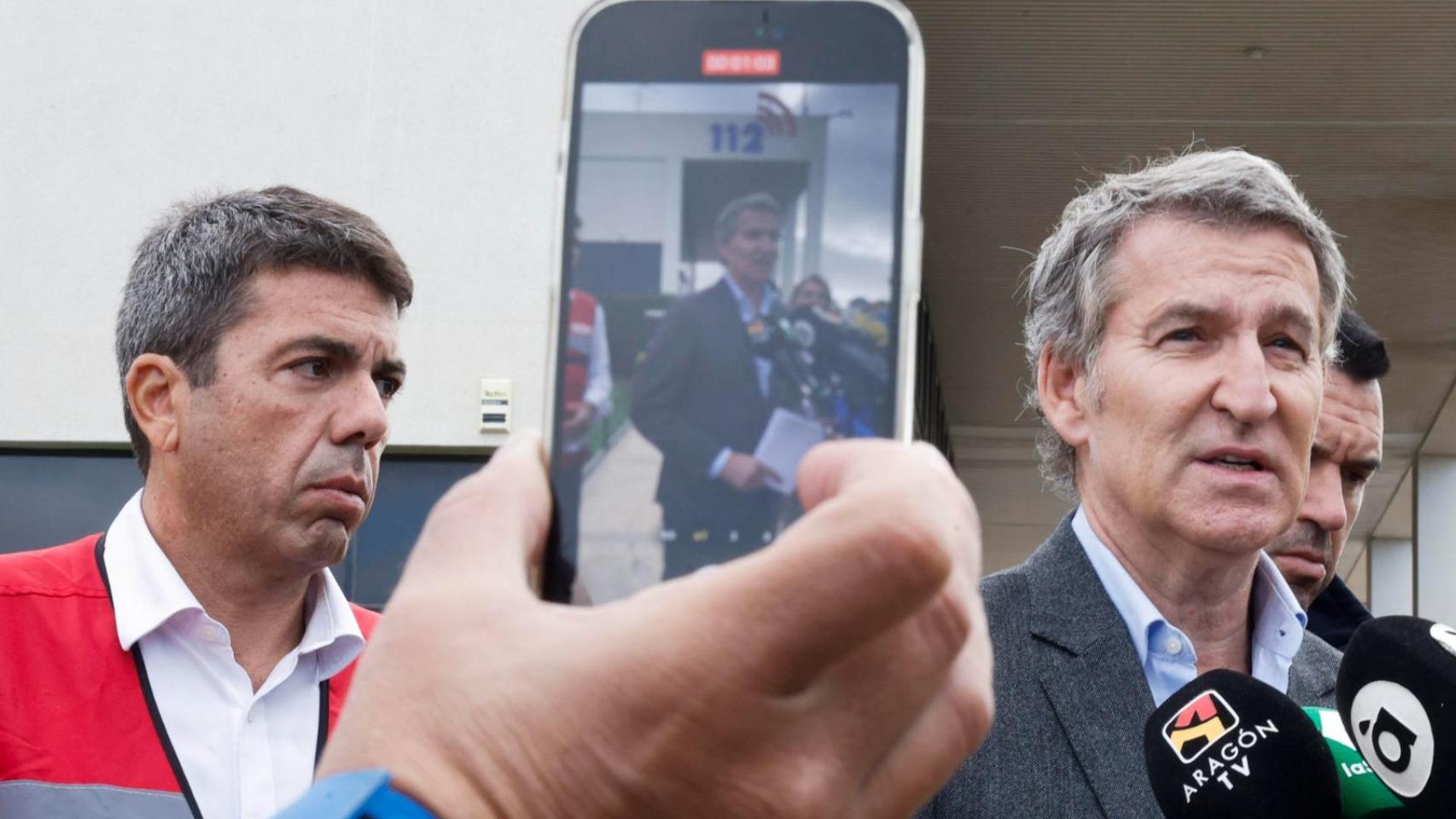 Carlos Mazón, presidente de la Generalitat Valenciana, y Alberto Núñez Feijóo, presidente del PP, en L'Eliana (Valencia).