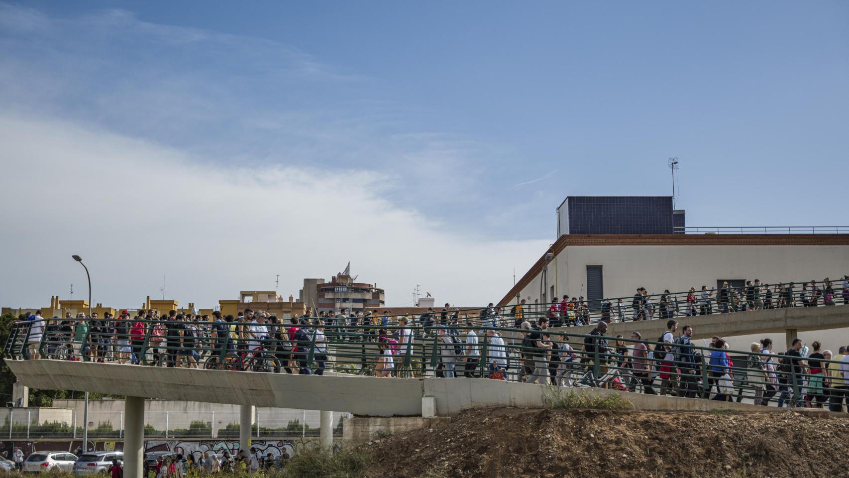 Una riada de voluntarios llega a Paiporta