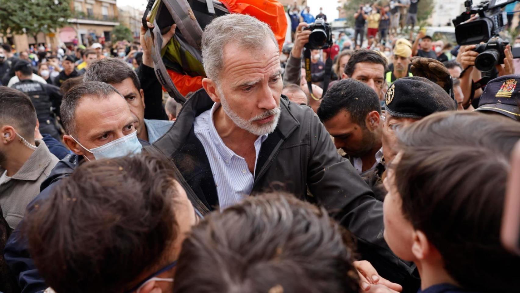 Felipe VI, este domingo en las calles de Paiporta (Valencia), dialogando con los afectados.