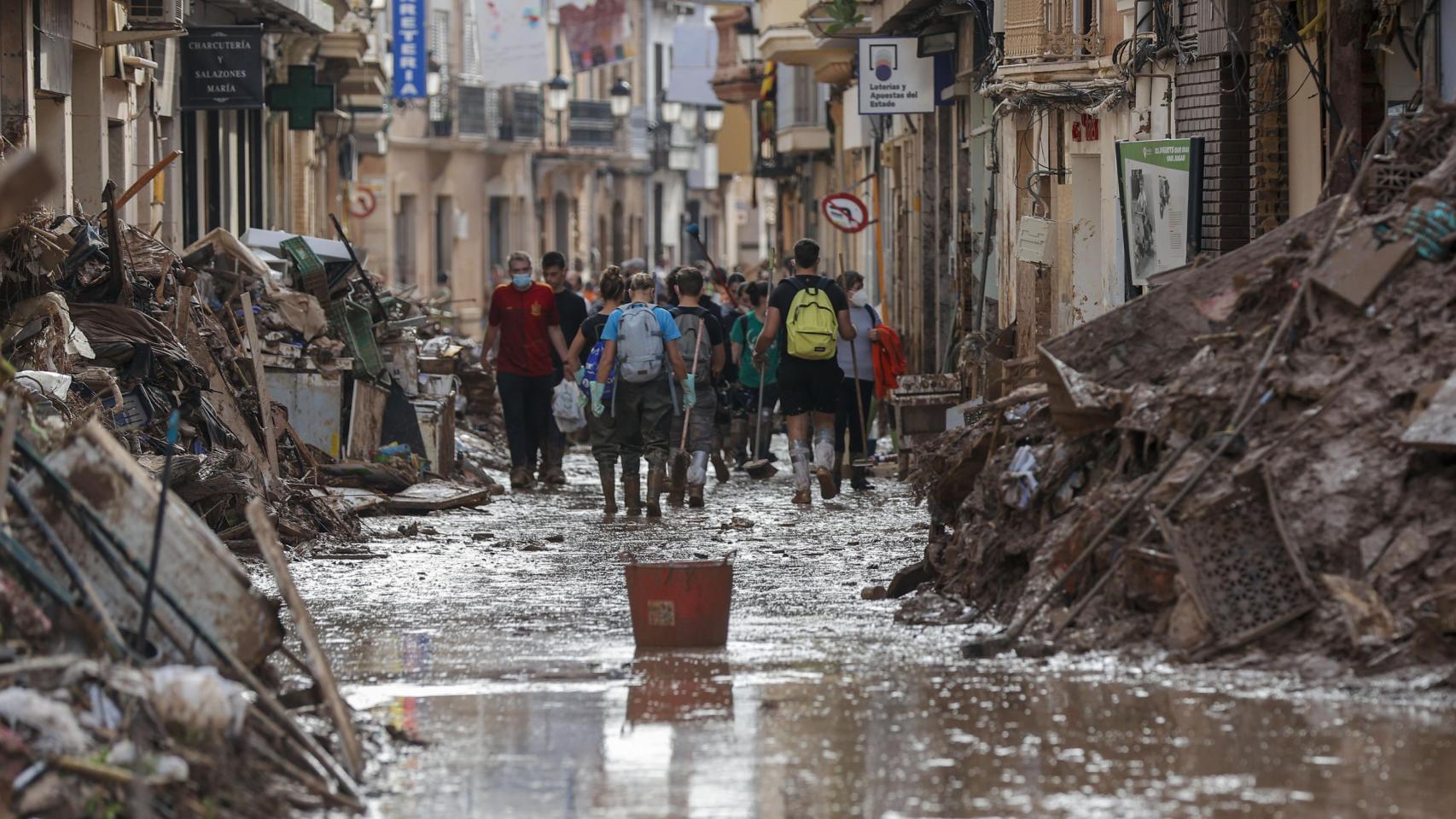 Fotografía de una de las calles de Paiporta encharcadas por las lluvias. Efe / Manuel Bruque