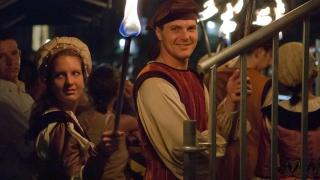 Imagen de dos personas con antorchas.