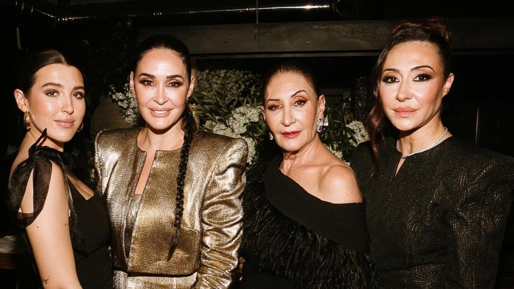 Alba Díaz, Vicky Martín Berrocal, Victoria Martín Serrano y Rocío Martín Berrocal en el 50 cumpleaños de Vicky,