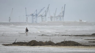 Una mujer pasea por la playa Gurugú en Castellón, este domingo. Andreu Esteban EFE