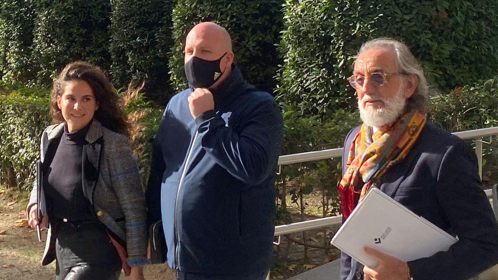 El empresario Álvaro Romillo, junto a sus abogados, en la Audiencia Nacional, este miércoles.