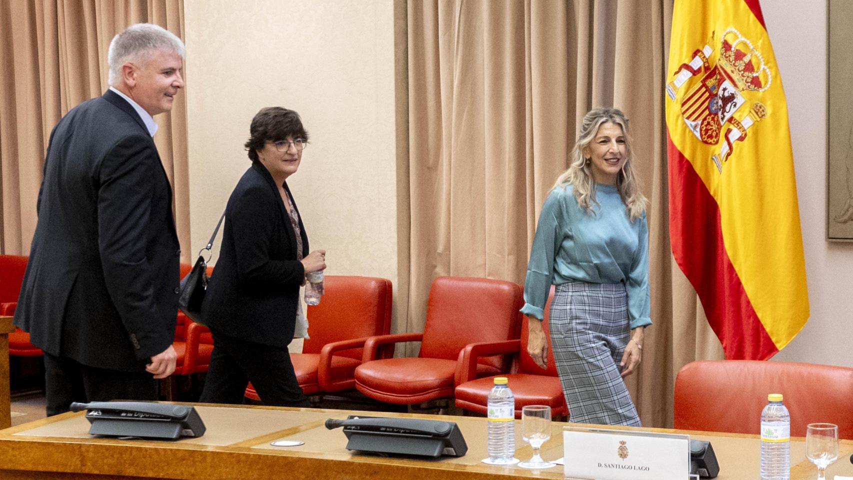 El catedrático de Economía Aplicada de la Universidad de Vigo, Santiago Lago Peñas; la catedrática de la Universidad de Alcalá, Olga Cantó, y la vicepresidenta segunda del Gobierno y ministra de Trabajo, Yolanda Díaz;.