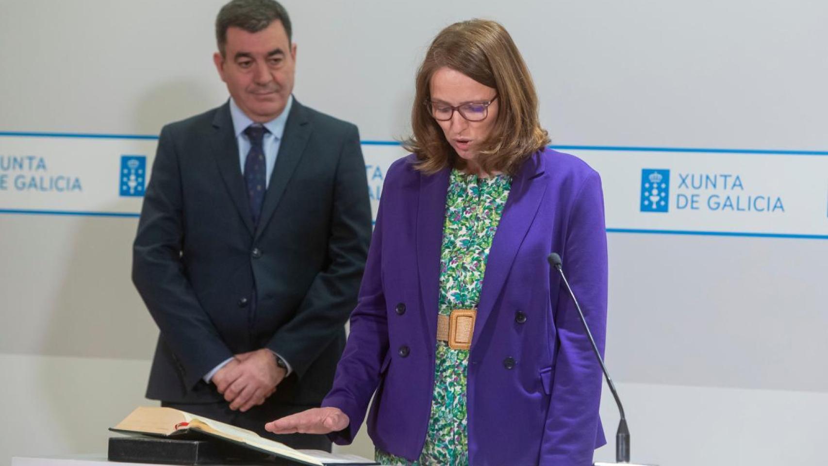 Carmen Cotelo, el día que tomó posesión como directora de la GAIN, ante la presencia del consejero de Educación, Román Rodríguez.