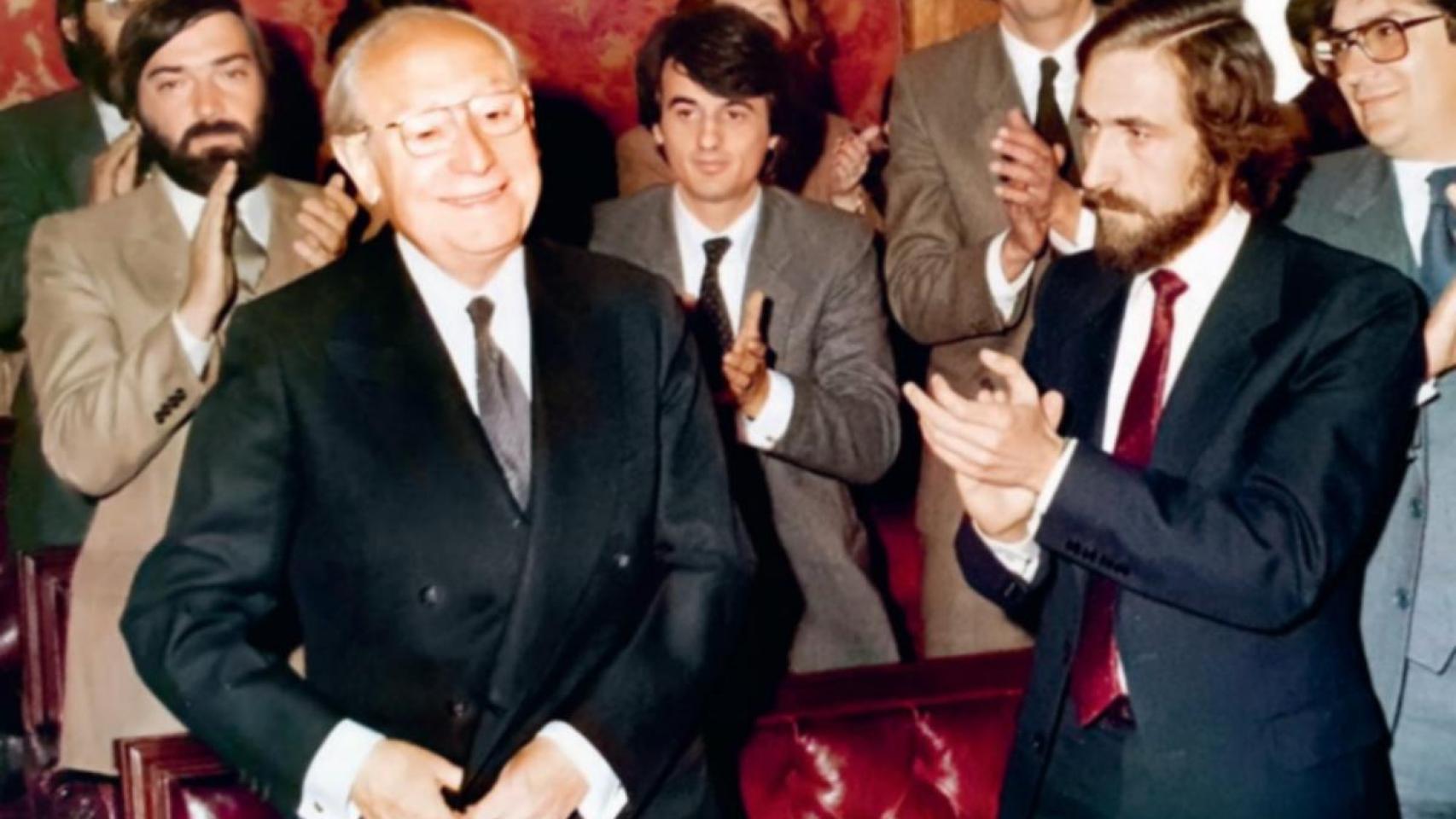 Los concejales aplauden a Tierno Galván durante el pleno de la corporación municipal en el que es reelegido alcalde de Madrid (23 de mayo de 1983).