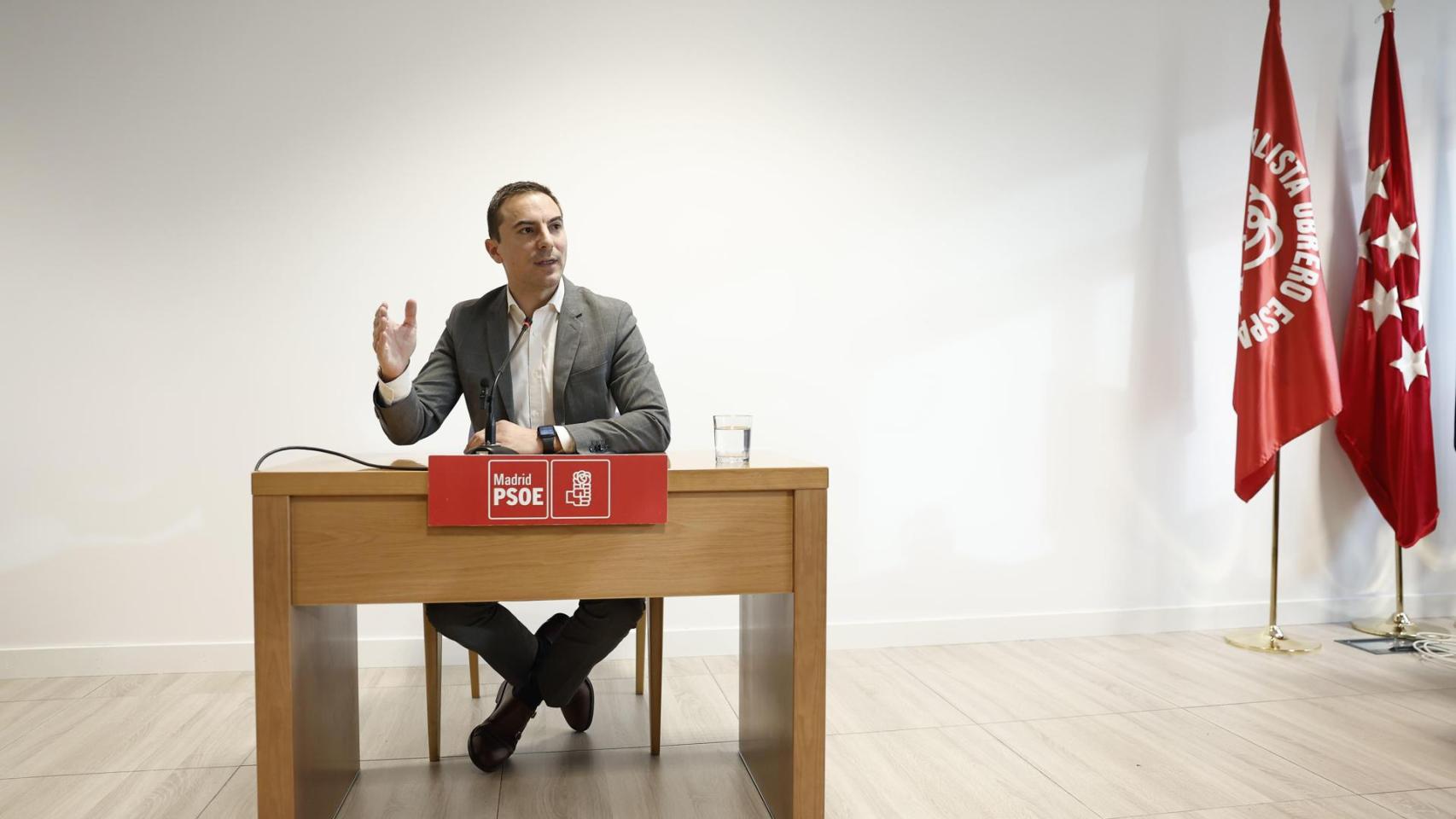El secretario general del PSOE de Madrid, Juan Lobato, este martes durante una comparecencia.