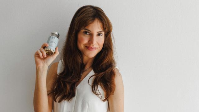 Isabel Viña posa con algunos de sus productos.