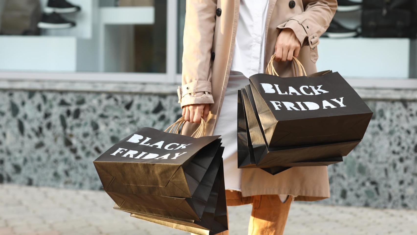 Mujer de compras en Black Friday.