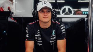 Mick Schumacher, en el box de Mercedes F1