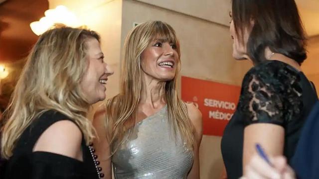 Begoña Gómez con Cristina Álvarez (izq) y Reyes Maroto (der) en febrero de este año.