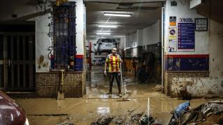 Una persona limpia su taller, a 6 de noviembre de 2024, en Paiporta (Valencia). Europa Press / Rober Solsona