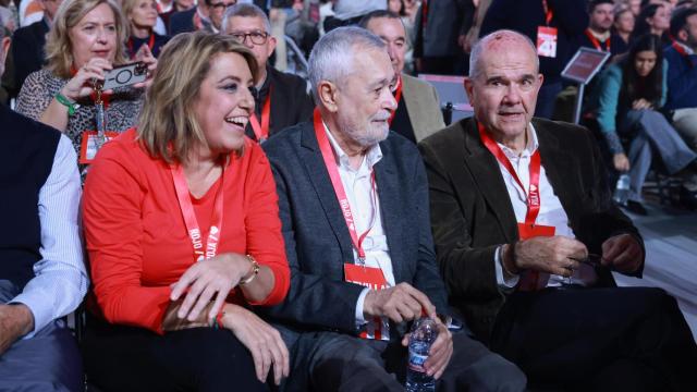 Los expresidentes socialistas de la Junta de Andalucía Manuel Chaves (d) y José Antonio Griñán (c) , junto a la ex presidenta de la Junta de Andalucía, Susana Díaz, durante el Congreso Federal del PSOE.