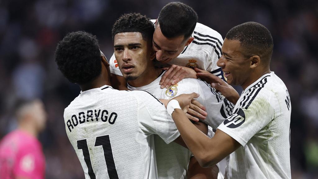 Jude Bellingham, felicitado por sus compañeros tras marcar un gol ante el Getafe.