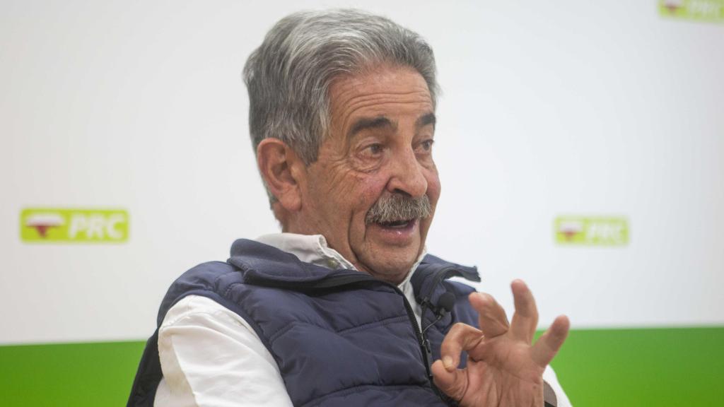 Han pasado 46 años desde que Miguel Ángel Revilla fundara el PRC. Aún sigue acudiendo cada día a la sede, en el centro de Santander.