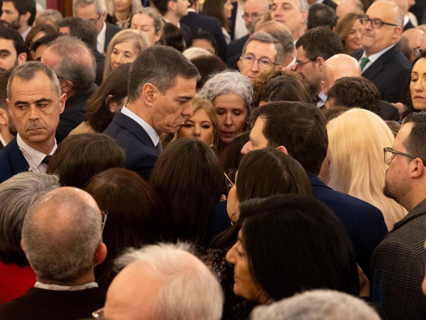 Pedro Sánchez, rodeado de periodistas, en uno de los corrillos formados este viernes en el Congreso.
