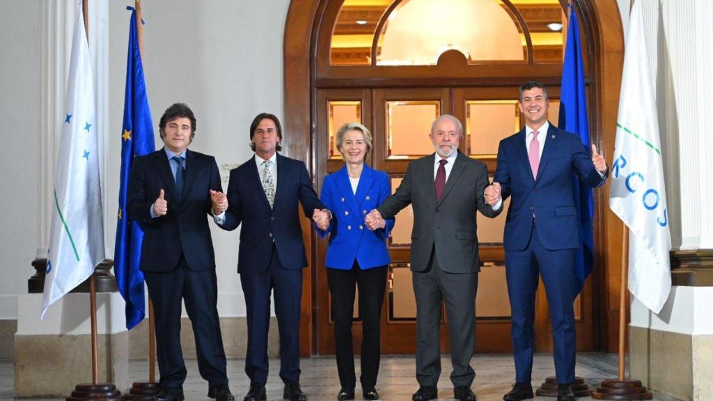 El argentino Javier Milei, el uruguayo Luis Lacalle, la presidenta Ursula von der Leyen, el brasileño Lula da Silva y el paraguayo Santiago Peña, durante el anuncio del acuerdo UE-Mercosur en diciembre en Montevideo