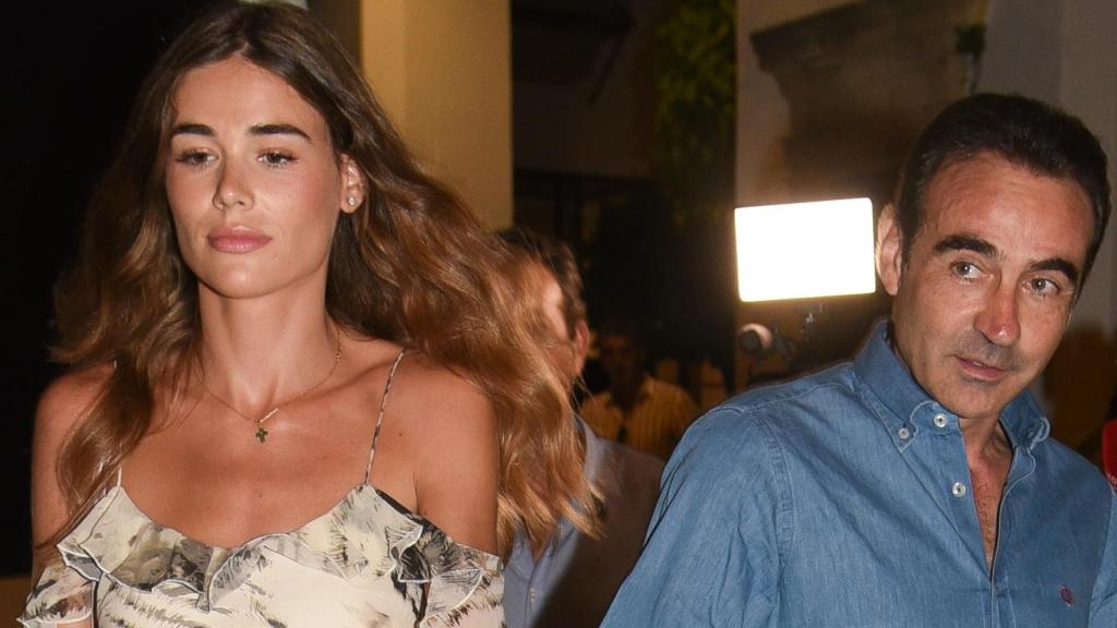 Imágenes del día: Ana Soria celebra a Enrique Ponce con una romántica foto que hace saltar las alarmas por el anillo que lleva