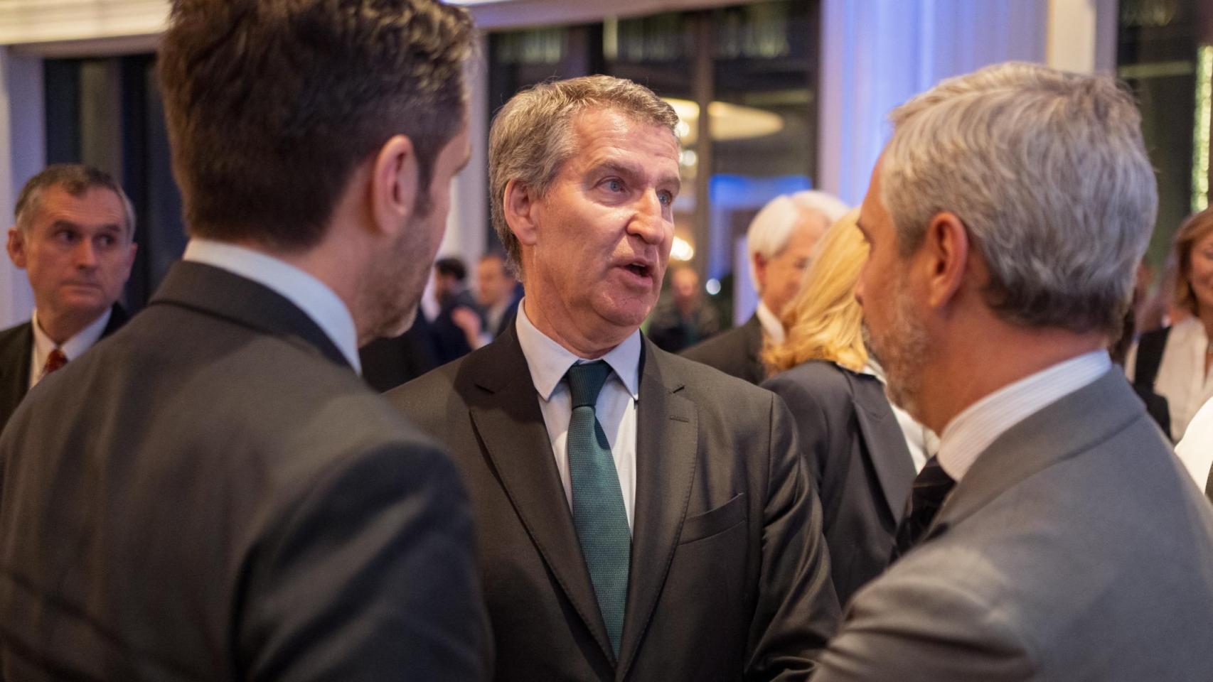 Alberto Núñez Feijóo, presidente del PP, charla con Juan Bravo y Borja Sémper, vicesecretarios de Economía y de Cultura, en la fiesta de Los Leones de EL ESPAÑOL.