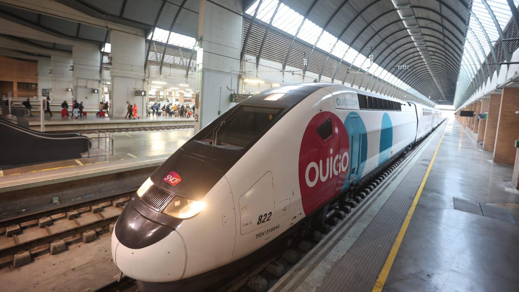 Uno de los trenes de Ouigo, en la estación de Santa Justa, en Sevilla.