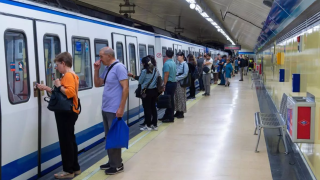 Varias personas subiendo a un tren del Metro de Madrid.