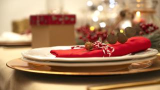 Una mesa decorada de Navidad.