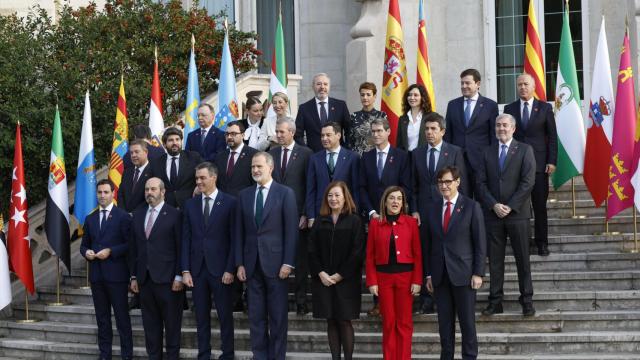 La foto de familia del Rey Felipe VI y el presidente Pedro Sánchez rodeados de los presidentes autonómicos, en la última Cumbre de  Presidentes celebrada el pasado mes de diciembre en Santander.
