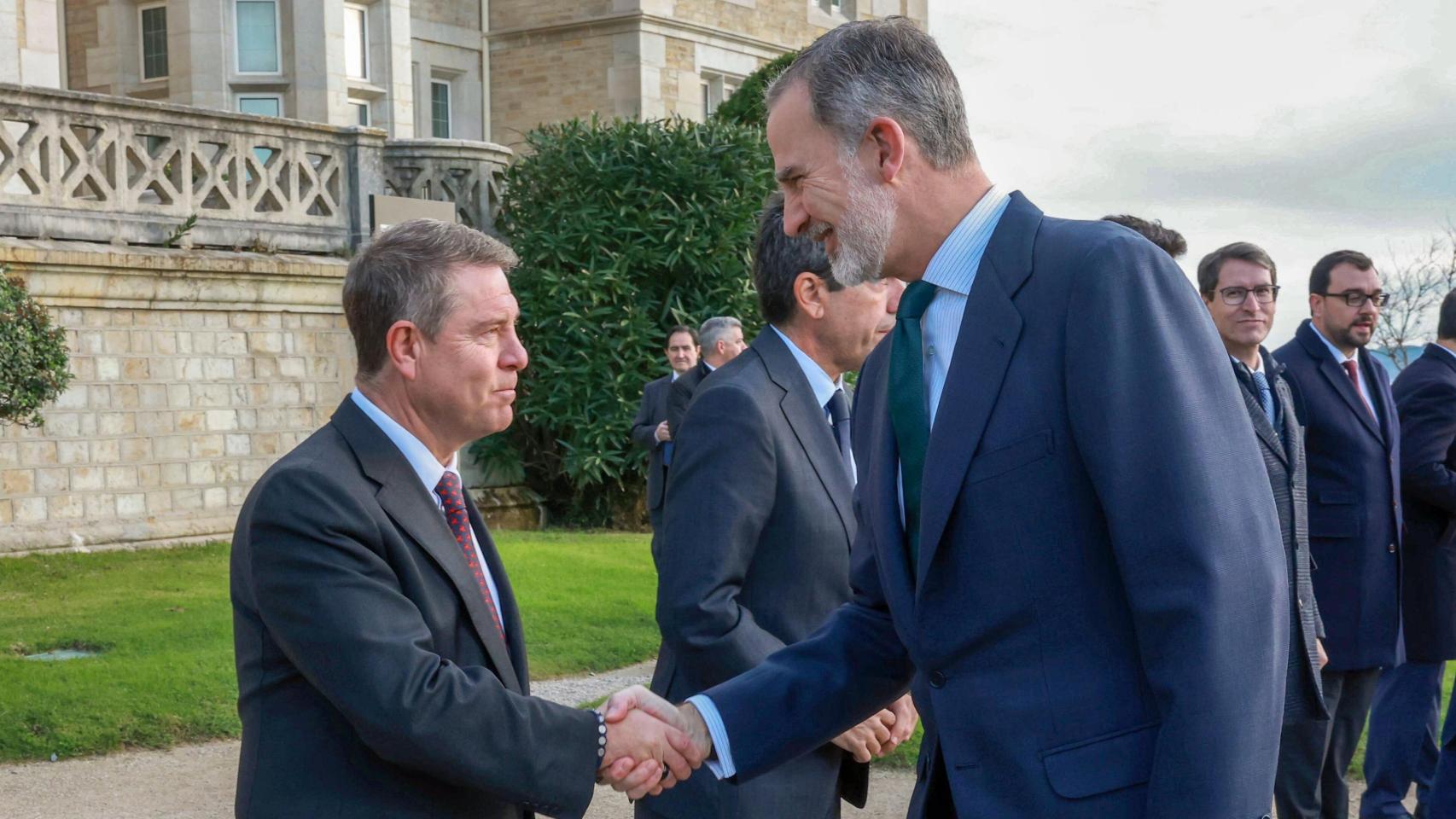 Emiliano García-Page saluda al Rey Felipe