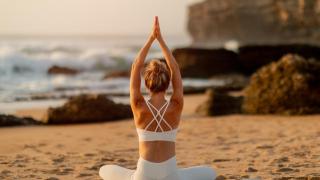 El yoga se centra en la conexión cuerpo-mente.