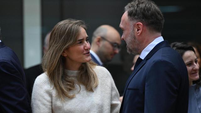La vicepresidenta tercera, Sara Aagesen, conversa con el comisario de Energía, Dan Jorgensen, en Bruselas.