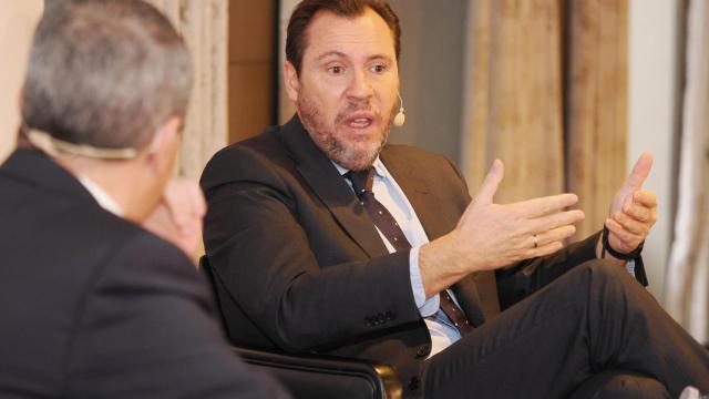 El ministro de Transportes y Movilidad Sostenible, Óscar Puente, participa en un foro este lunes.