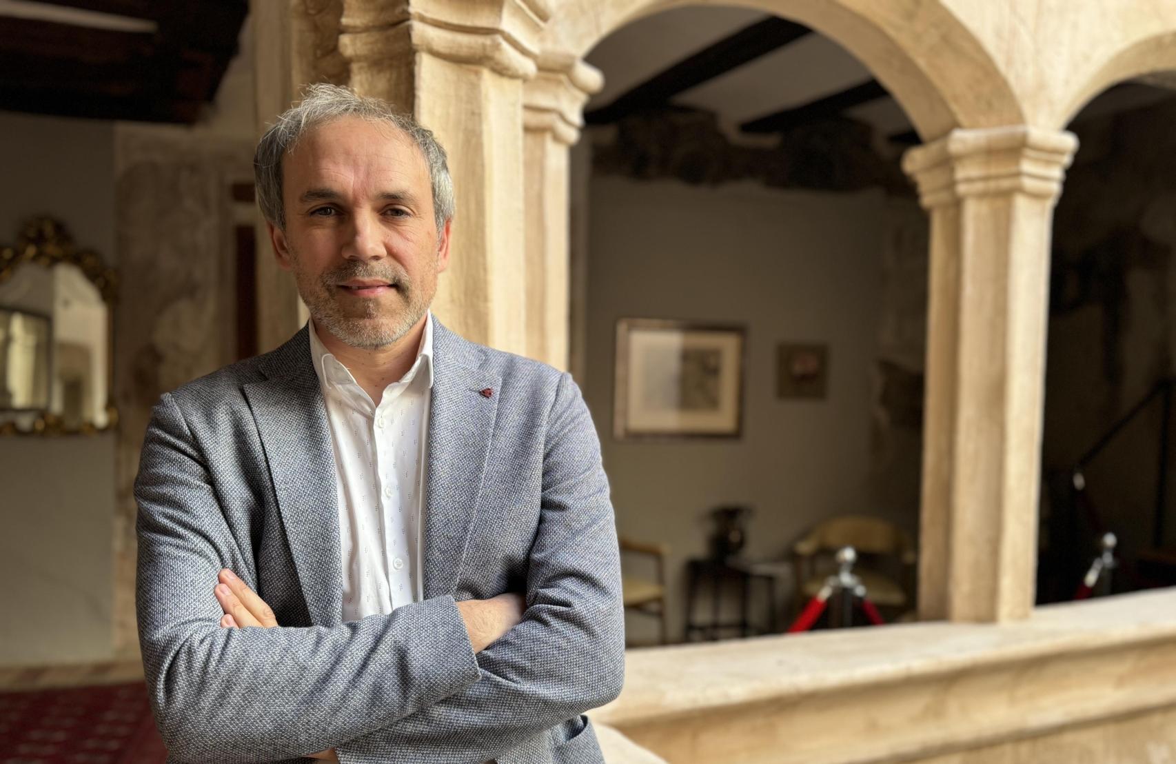 Luis Zueco dirige dos castillos en Aragón; también vive en uno de ellos.