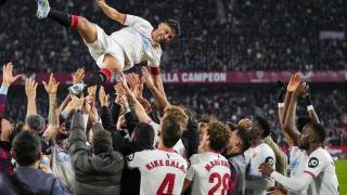 Jesús Navas, manteado por sus compañeros del Sevilla en su despedida del Sánchez Pizjuán